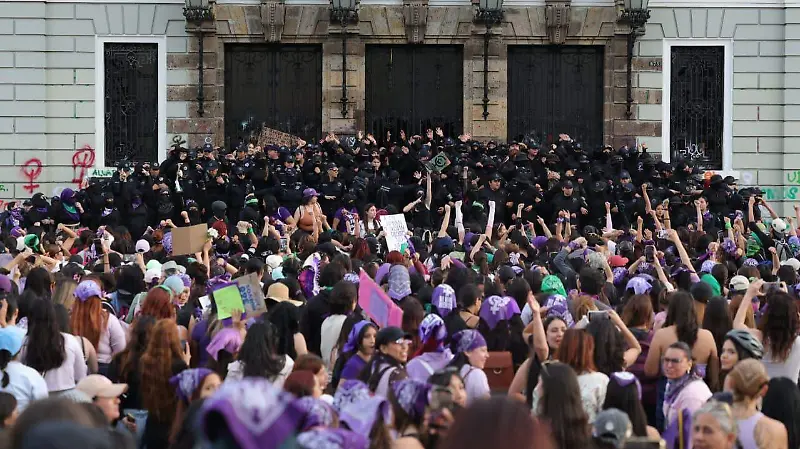 Marcha 8M afuera de edificio de la UdeG 1